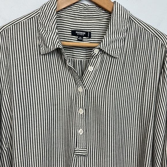 Premise Studio Gray White Stripe Sharkbite Hem Top 2X - Picture 6 of 14